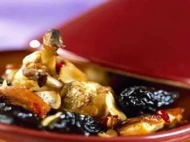 Poulet aux pruneaux et amandes