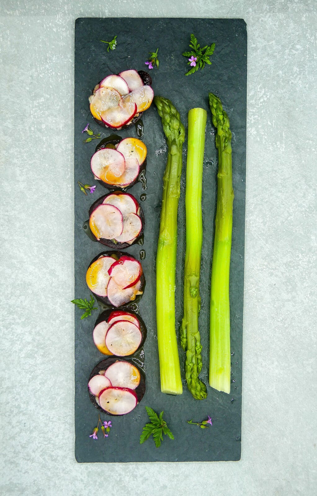 Asperges vertes, carpaccio nordique aux betteraves