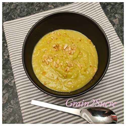 Soupe de poireau-coco, curry et cacahuètes