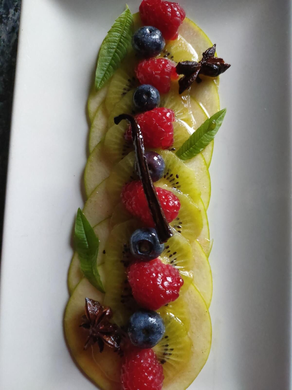 Carpaccio de fruits frais et sirop infusé aux épices 