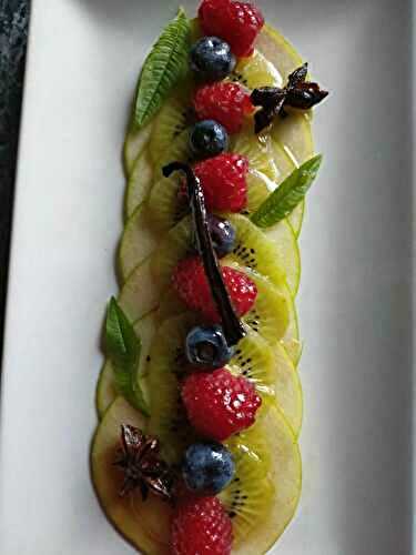 Carpaccio de fruits frais et sirop infusé aux épices 