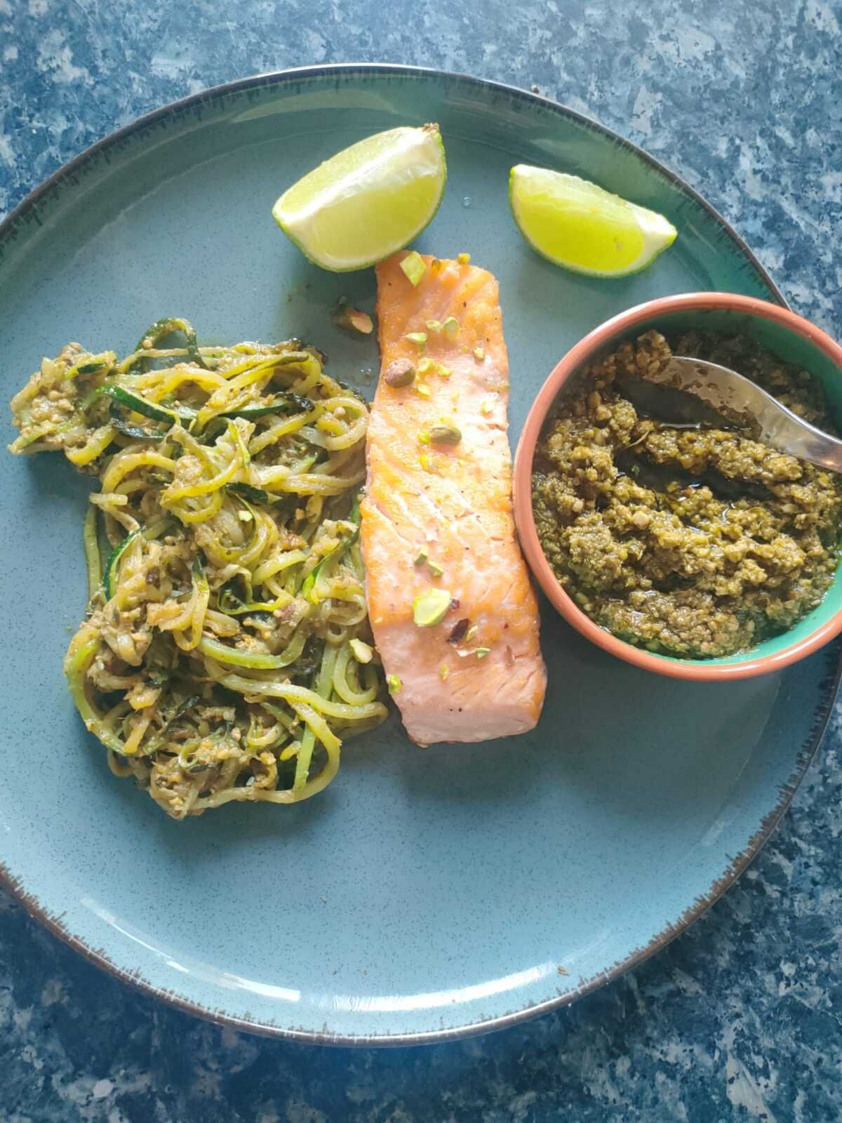 Saumon grillé, julienne de courgettes au pesto d’épinards