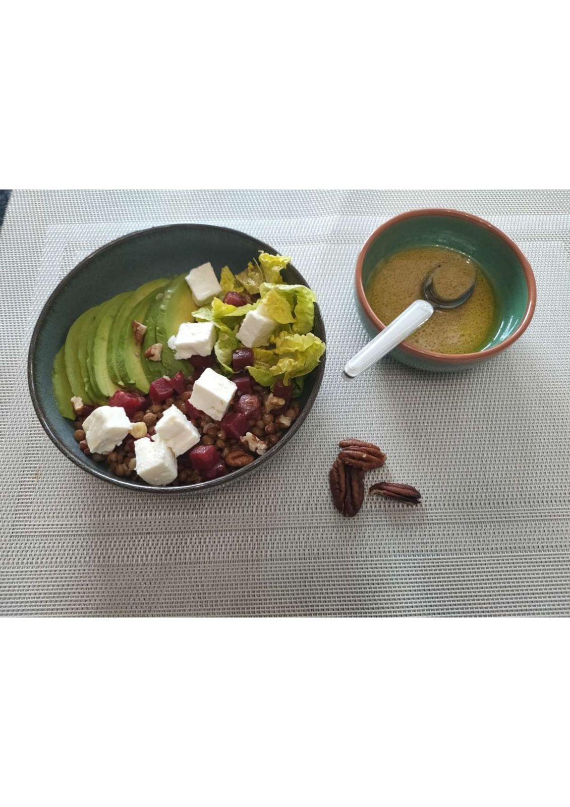 Bowl lentilles, avocat, betterave & noix de pécan