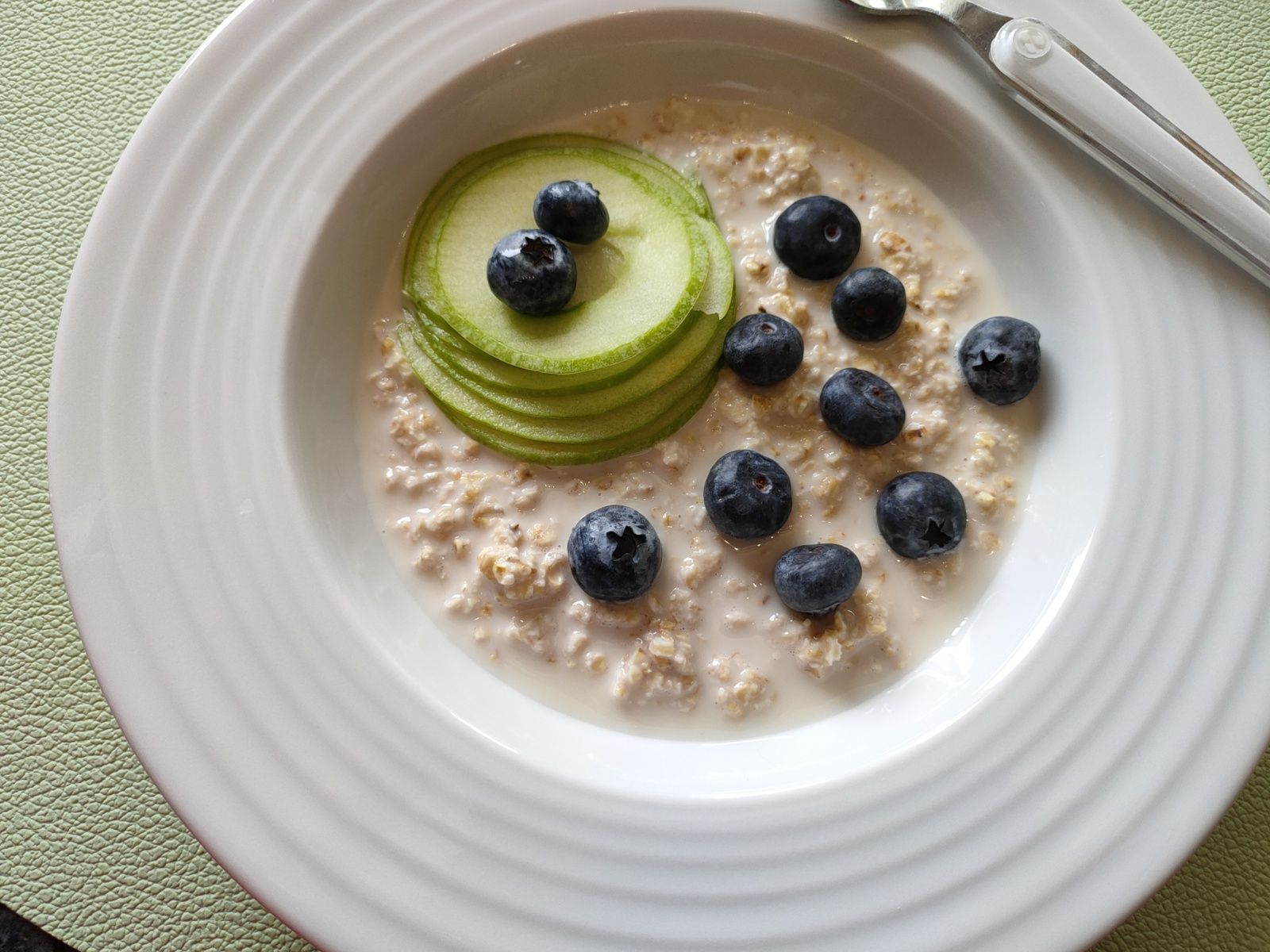 La recette du bircher muesli aux myrtilles et à la pomme