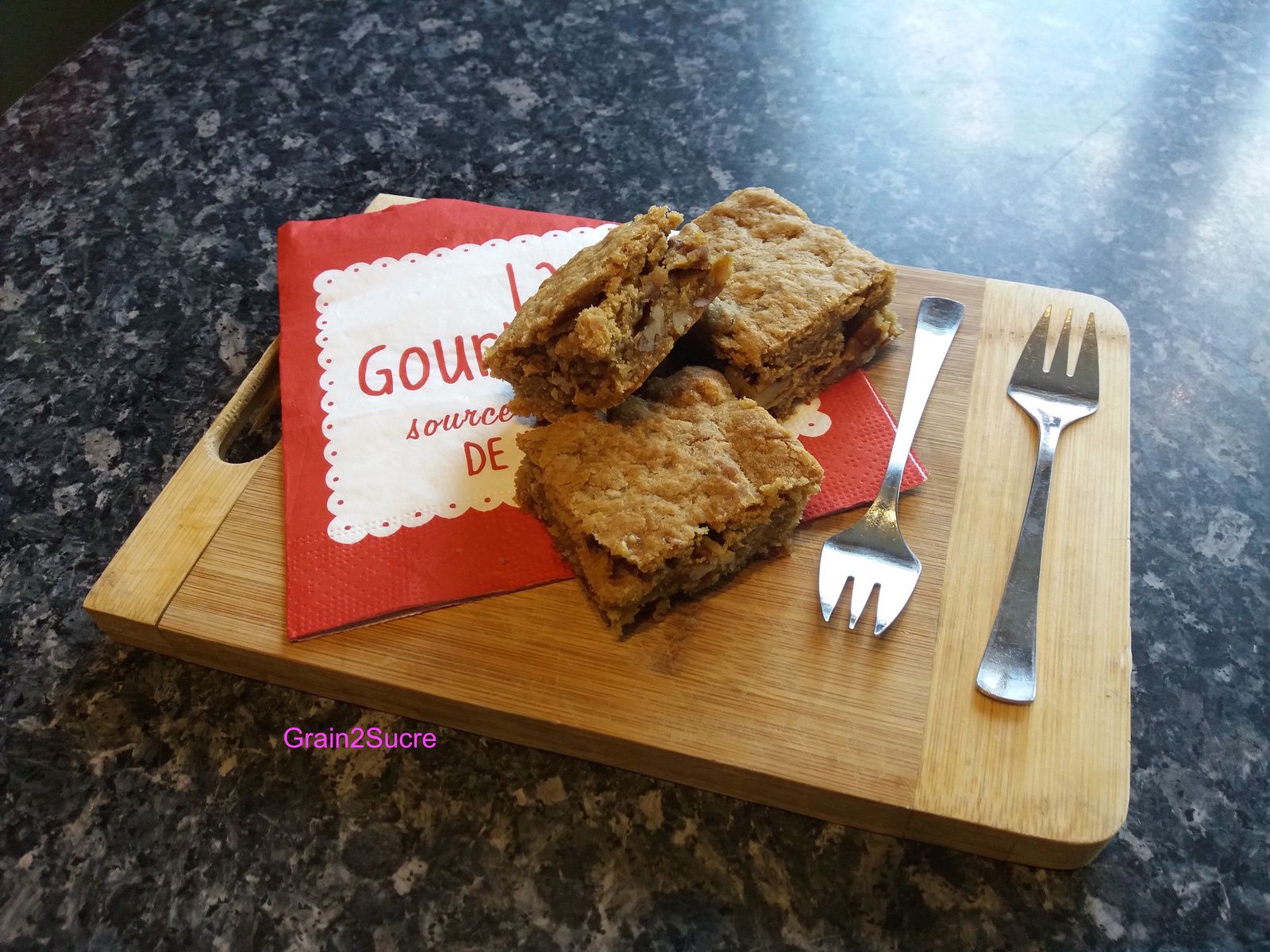 Le Blondie Aux Pépites De Chocolat Blanc &  Aux Noix De Pécan *