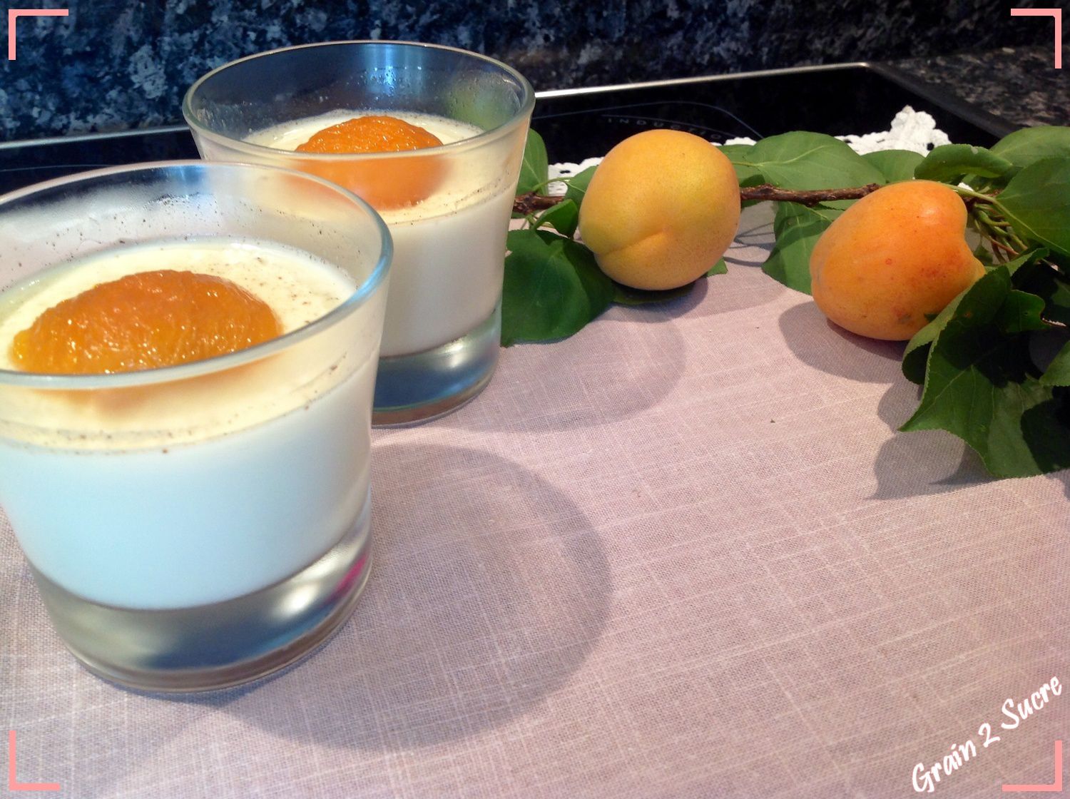 Panna cotta à la fleur d'oranger et abricots rôtis