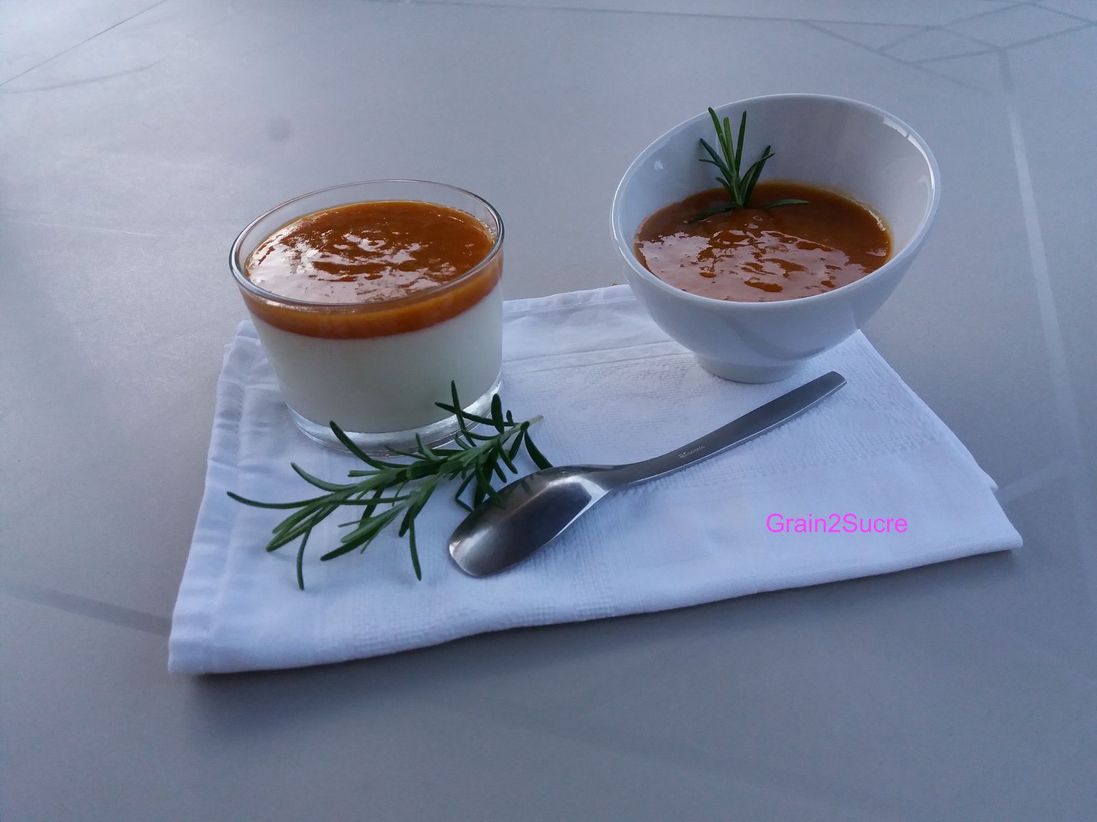 Panna Cotta & compote d'abricots au romarin *