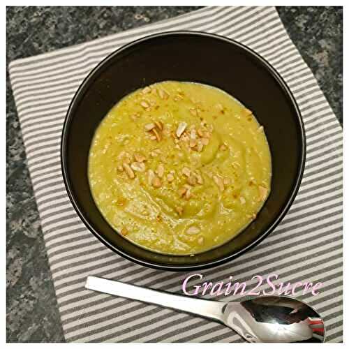 Soupe de poireau-coco, curry et cacahuètes