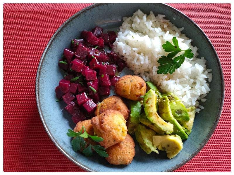 Bowl de Riz, Betterave Rouge & Accras de Morue