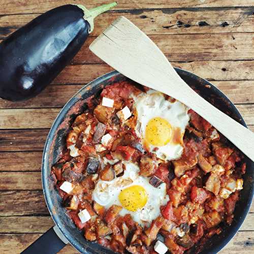 Shakshuka à l'aubergine et aux oeufs