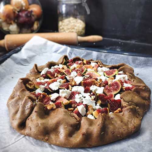 Tarte rustique aux figues, chèvre et oignons rouges