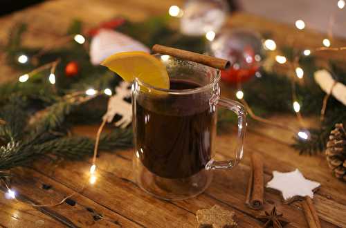 Vin chaud traditionnel alsacien aux épices