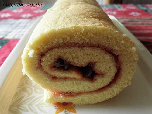 Gâteau roulé rapide à la confiture de fraises (& quelques pépites de chocolat)