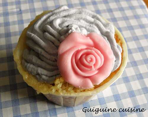 Ginette ou Cupcake au chocolat blanc, coeur cerise-griotte & sa crème mascarpone à la violette