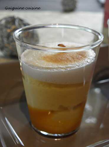 Verrine de mousse au fruit de la passion, coulis de mangue et sa meringue