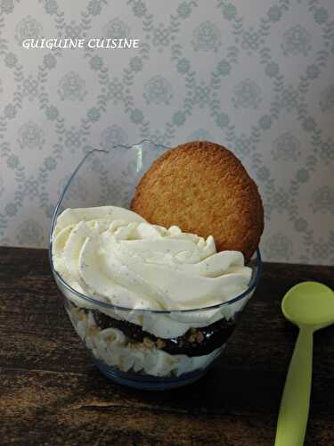 Verrine de mousse mascarpone vanillée, chocolat et sablés