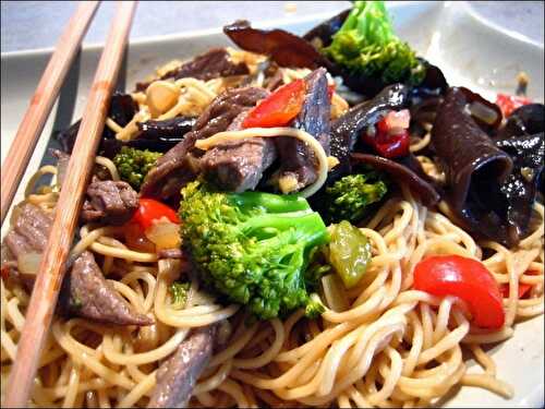 Sauté de bœuf au brocolis champignons et nouilles chinoises