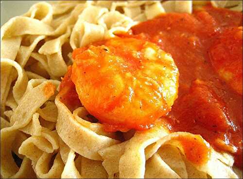 Tagliatelles maison à la tomate aux crevettes et citron vert