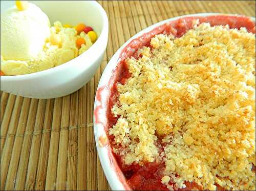 Crumble coco sur lit de banane et fraise