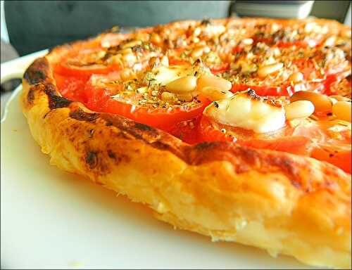 Tarte fine tomates, chèvre, pignons et basilic