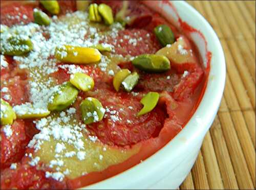 Clafoutis aux fraises et pistaches