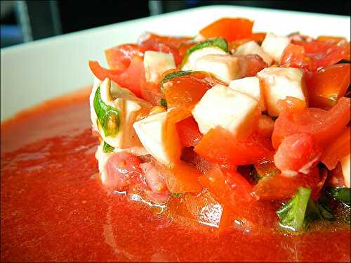 Salade de tomates cerises, fraises et mozzarella et son coulis de fraises