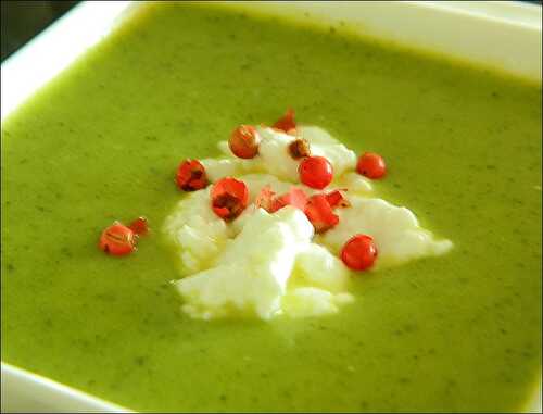 Soupe froide de courgettes au pesto de roquette