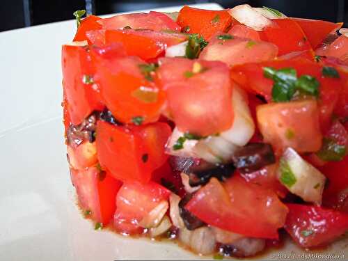 Tartare de tomates, olives noires et basilic