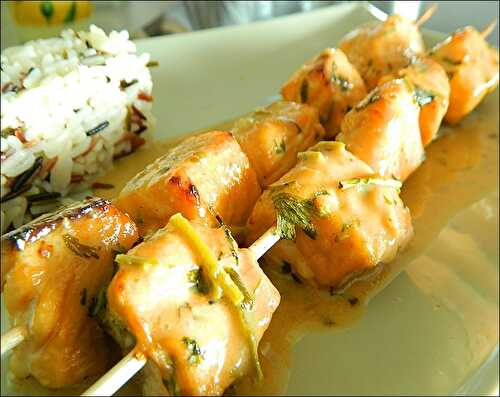 Brochettes de saumon à la coriandre, citron vert et lait de coco