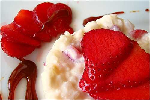 Riz au lait et fraises au caramel