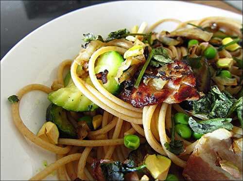 Spaghetti aux courgettes, petits pois et lard fumé