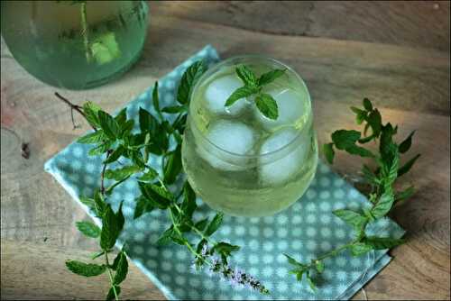 Thé glacé maison à la menthe