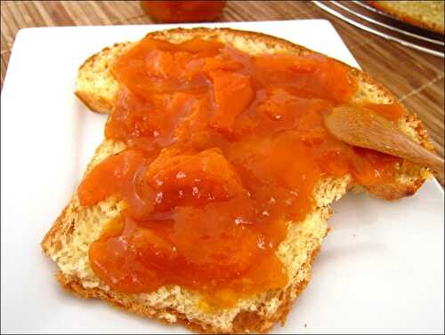 Confiture d’abricots à la vanille et aux amandes grillées