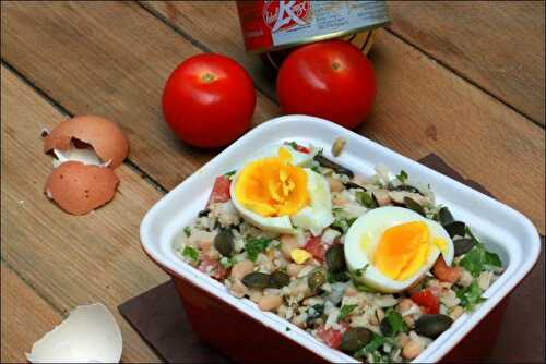 Salade de riz complète aux haricots blancs, thon et œufs mollets