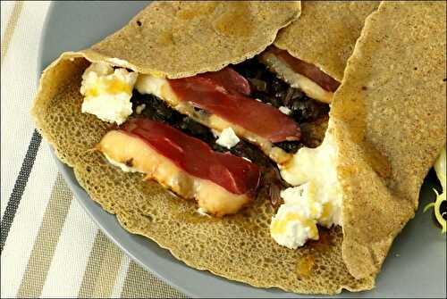 Galette de blé noir au magret fumé, chèvre et confit d’oignons