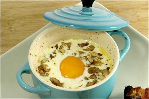 Oeufs cocotte aux noix et à l’ossau-iraty