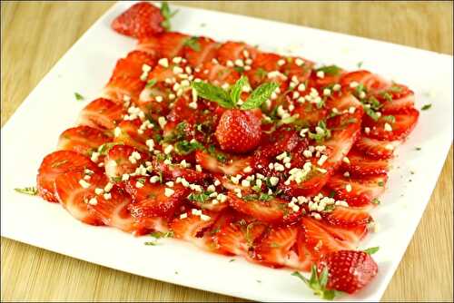 Carpaccio de fraises à la menthe et amandes grillées