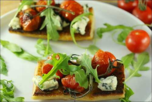 Tartines aux tomates cerise et bleu