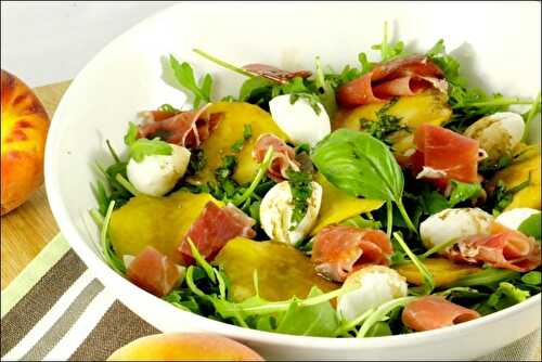 Salade caprese de pêche et jambon de Parme à la Jamie Oliver