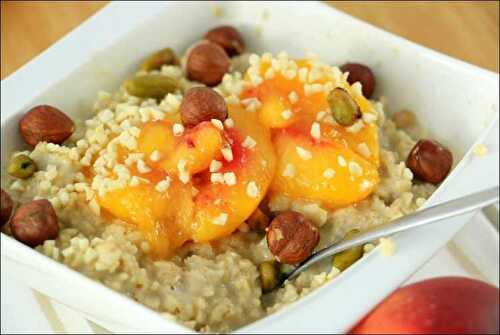 Porridge à la pêche pochée et aux fruits secs