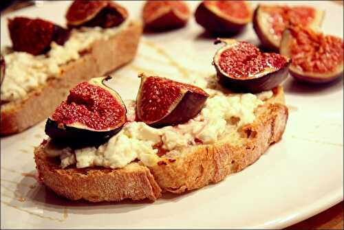 Tartines au chèvre frais figues et miel