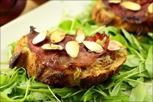 Bruschetta aux oignons, pancetta et amandes