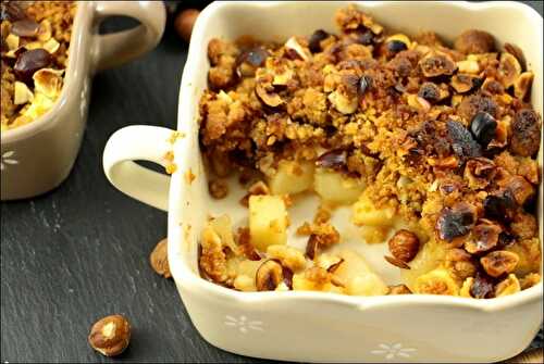 Crumble aux pommes, poires et éclats de noisette