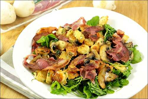 Salade de roquette aux ravioles poêlées chips de pancetta et champignons