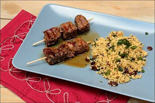 Brochettes de magrets de canard et couscous aux raisins secs