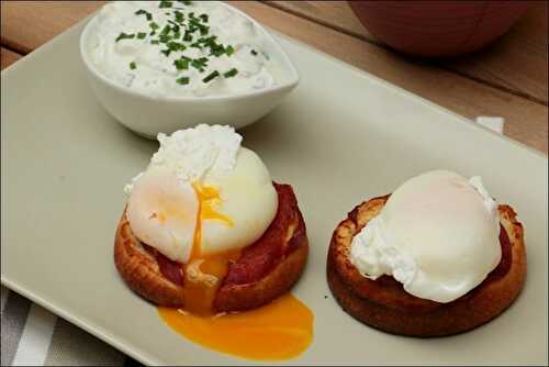 Tartines aux oeufs pochés et crème aux herbes