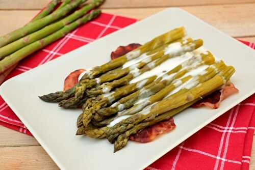 Asperges vertes sur lard craquant et sauce au reblochon