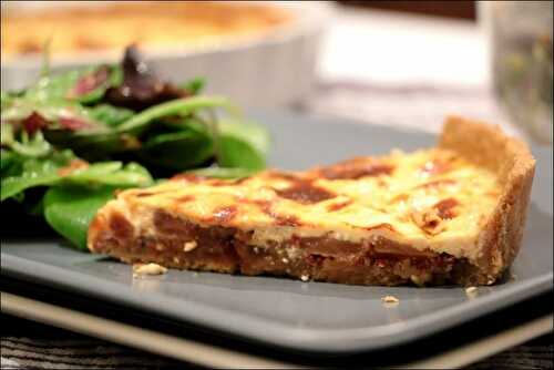 Tarte au chèvre pommes et oignons caramélisés, pâte à l’huile d’olive et farine de seigle