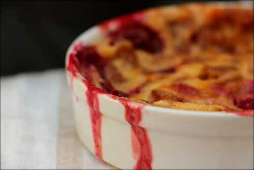 Clafoutis au yaourt, fraises et rhubarbe