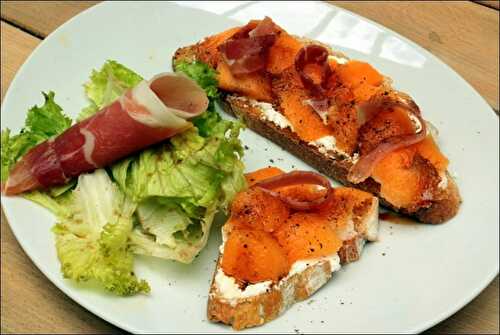 Tartines de melon au chèvre frais et jambon